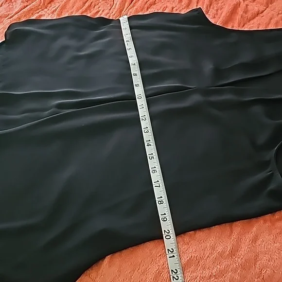 Vince Camuto's Blk breezy blouse lightens up your workweek. Sz. Small - Picture 8 of 9